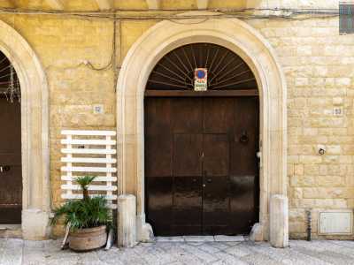 Torniamo sui nostri passi e raggiungiamo il portone di ingresso identificato da due paracarri laterali...